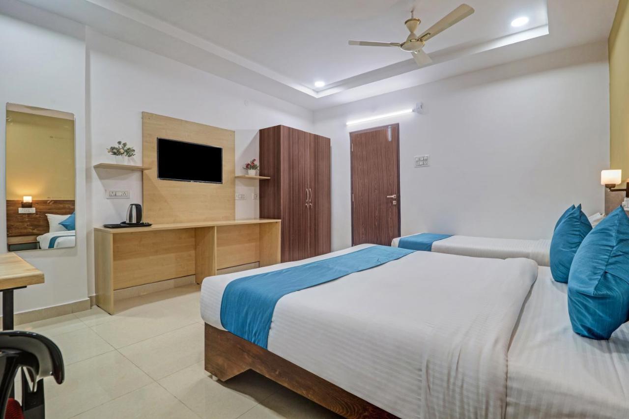 The Balcony Hotel Haiderabad Buitenkant foto