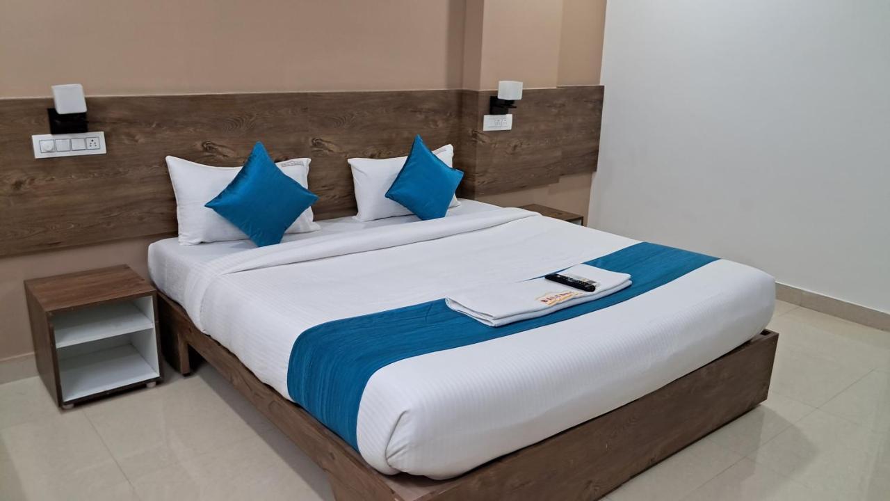 The Balcony Hotel Haiderabad Buitenkant foto
