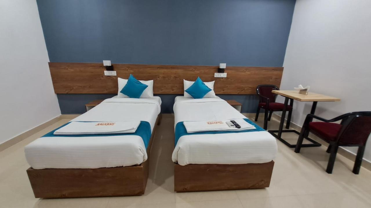 The Balcony Hotel Haiderabad Buitenkant foto