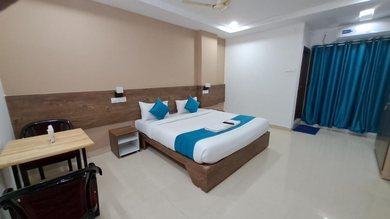 The Balcony Hotel Haiderabad Buitenkant foto