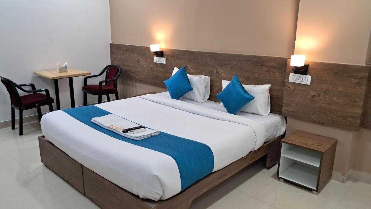 The Balcony Hotel Haiderabad Buitenkant foto