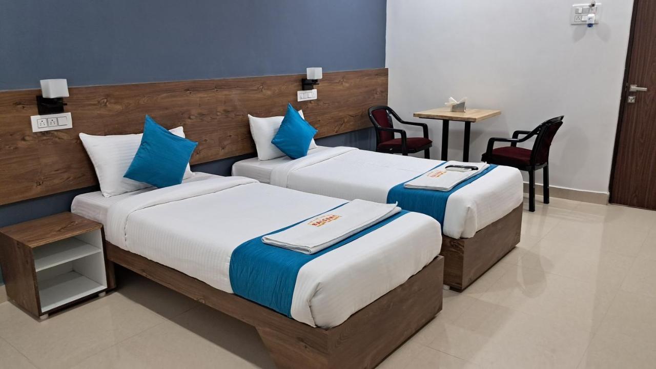 The Balcony Hotel Haiderabad Buitenkant foto