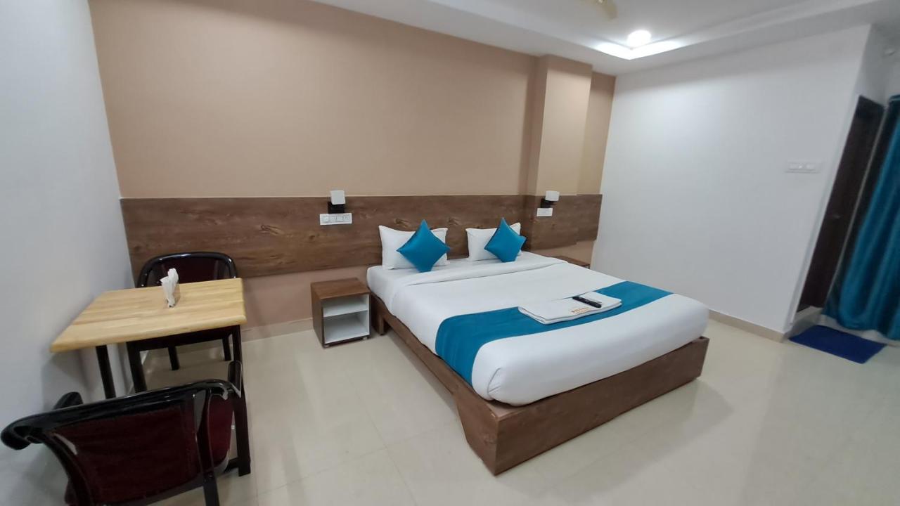 The Balcony Hotel Haiderabad Buitenkant foto