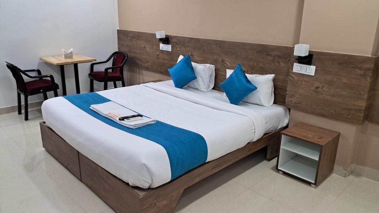 The Balcony Hotel Haiderabad Buitenkant foto