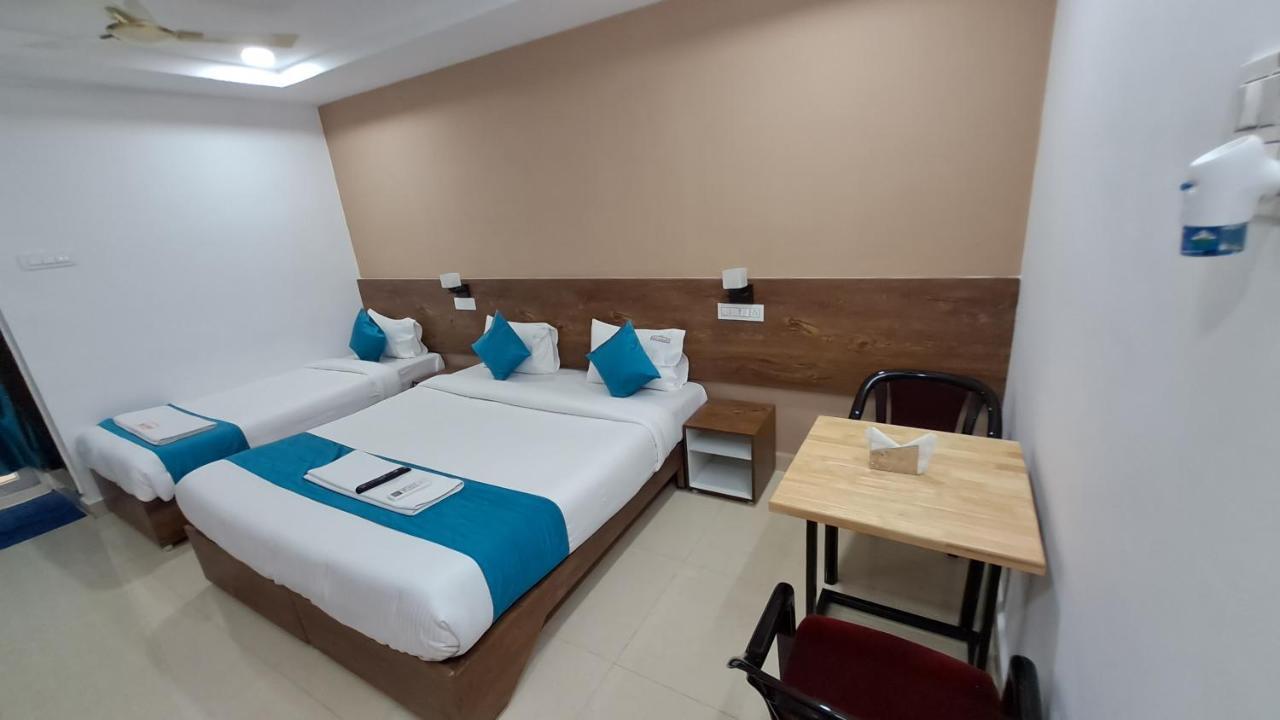 The Balcony Hotel Haiderabad Buitenkant foto