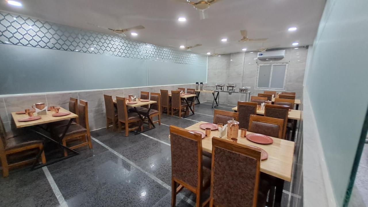 The Balcony Hotel Haiderabad Buitenkant foto