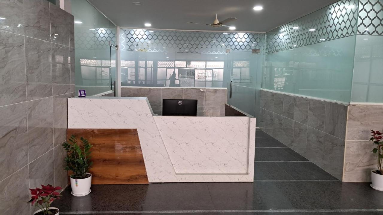 The Balcony Hotel Haiderabad Buitenkant foto
