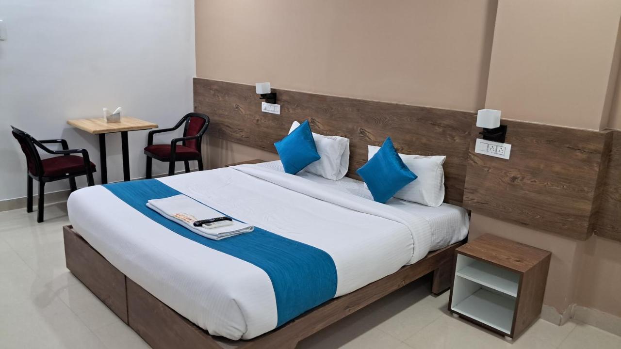 The Balcony Hotel Haiderabad Buitenkant foto