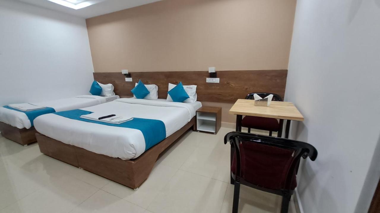 The Balcony Hotel Haiderabad Buitenkant foto