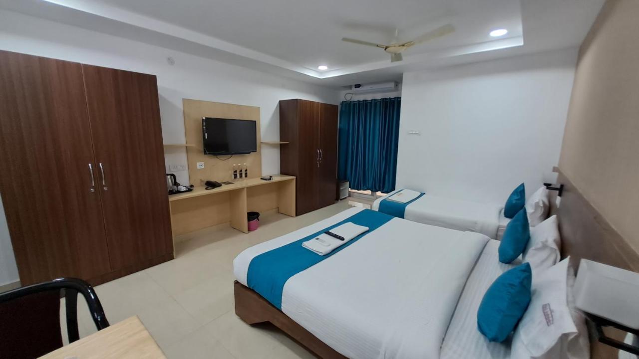 The Balcony Hotel Haiderabad Buitenkant foto